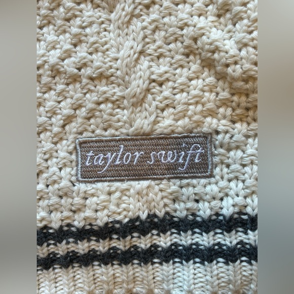 ✨ NWT TAYLOR SWIFT FOLKLORE CARDIGAN Size  M/L - Picture 9 of 16